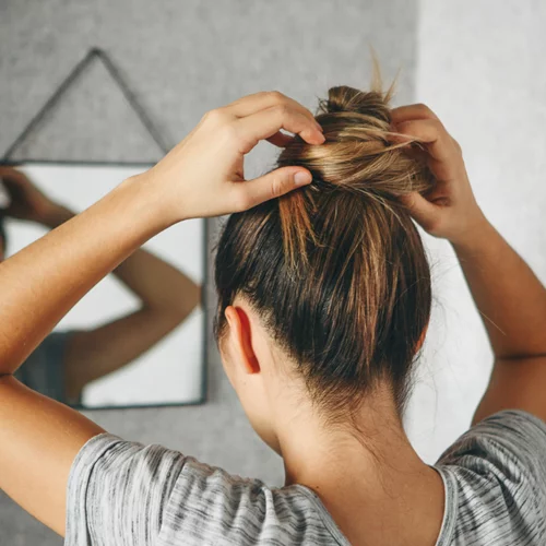 5 πανεύκολα hair hacks που θα σου λύσουν τα χέρια το καλοκαίρι
