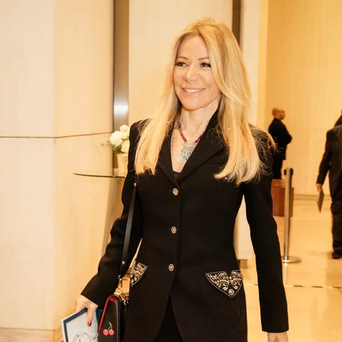 Μαριάννα Λάτση | Η κομψή εμφάνιση με black σύνολο και καλσόν με αστραφτερές λεπτομέρειες