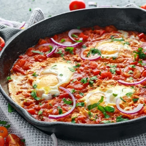 Στραπατσάδα ή καγιανάς: Συνταγή για το απόλυτα καλοκαιρινό comfort food