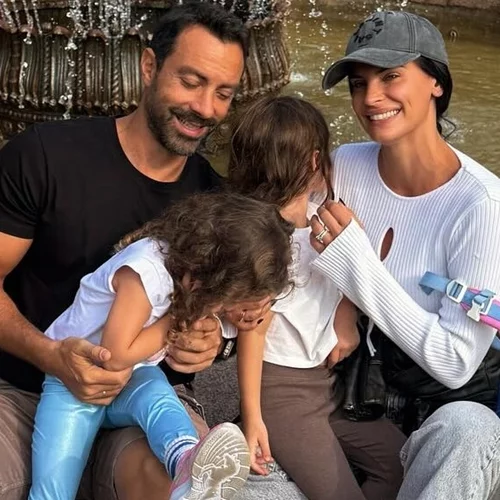 Χριστίνα Μπόμπα – Σάκης Τανιμανίδης | H φθινοπωρινή απόδραση στις Σπέτσες με τις κόρες τους, Αριάνα και Φιλίππα – Φωτογραφίες