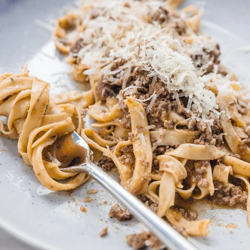 Τι να μαγειρέψω σήμερα; Η viral λευκή μπολονέζ με τυρί κρέμα του Άκη Πετρετζίκη, που αξίζει να δοκιμάσεις