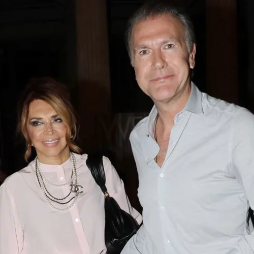 Μιμή Ντενίση | Με κόκκινο σύνολο και εντυπωσιακό κόσμημα στην πρεμιέρα της "Φόνισσας"- Στο πλευρό της ο Σωτήρης Πολύζος