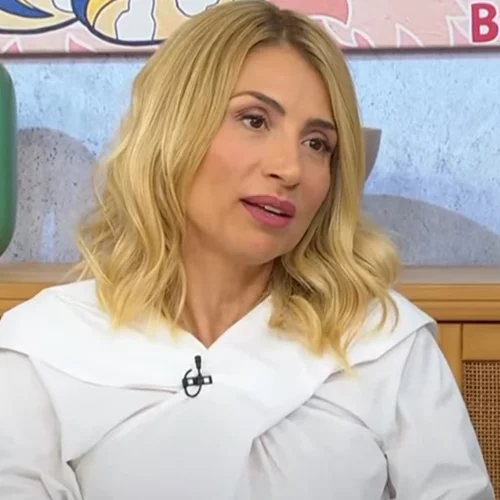 Η Μαρία Ηλιάκη με το παντελόνι τάση της χρονιάς σε ένα ιδιαίτερο χρώμα
