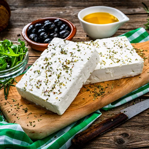 Φέτα VS λευκό τυρί | Ποιο κερδίζει τη μάχη του πιο υγιεινού τυριού;