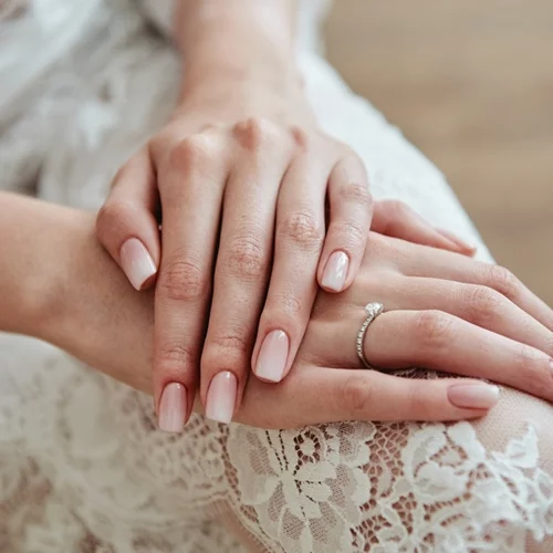 Παντρεύεσαι; Αυτό είναι το πιο εντυπωσιακό γαλλικό μανικιούρ για τις νύφες του 2023