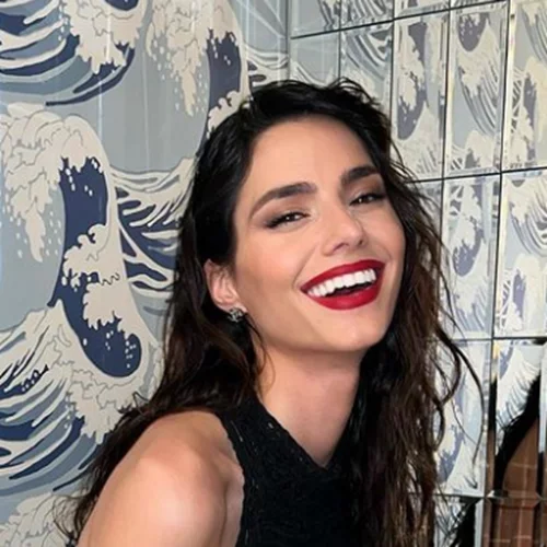 Ηλιάνα Παπαγεωργίου | Φόρεσε το old-school αξεσουάρ μαλλιών που θα φοράει κάθε fashionista το '23