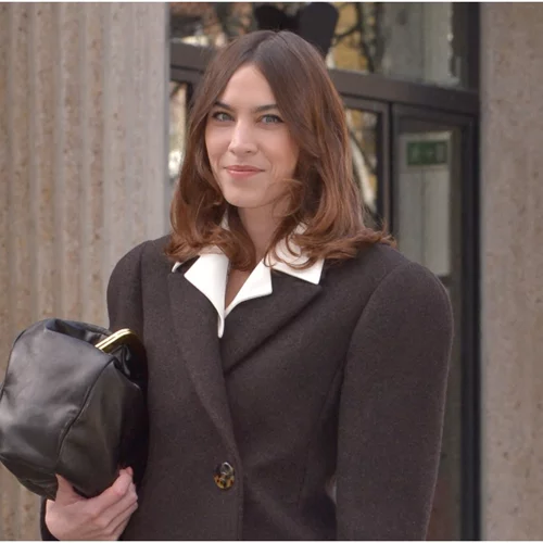 H Alexa Chung με preppy look που αποδεικνύει ότι το πλεκτό γιλέκο είναι η πιο κομψή τάση της σεζόν