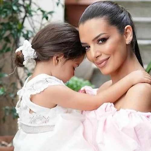 Νικολέττα Ράλλη | Η παράδοση που ακολούθησε για τα βαπτιστικά ρούχα της κόρης της Σοφίας