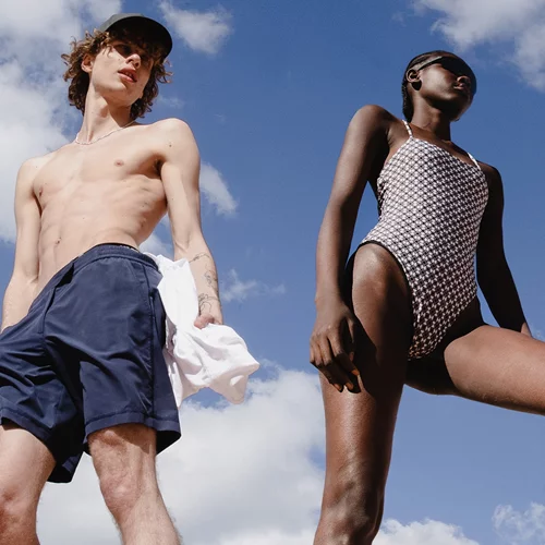 Τα ωραιότερα μαγιό και πετσέτες για να είστε το πιο stylish ζευγάρι στην παραλία