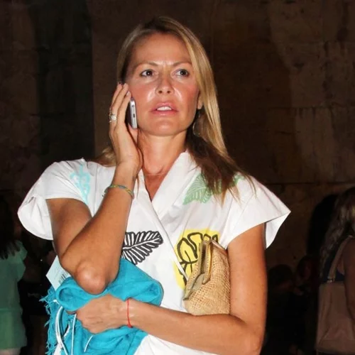 Τζένη Μπαλατσινού | Στο κέντρο της Αθήνας (εντελώς αμακιγιάριστη) και super chic