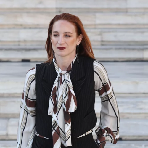 Στεφανία Γουλιώτη | H εντυπωσιακή πτώση της από την καρέκλα που έγινε αμέσως viral