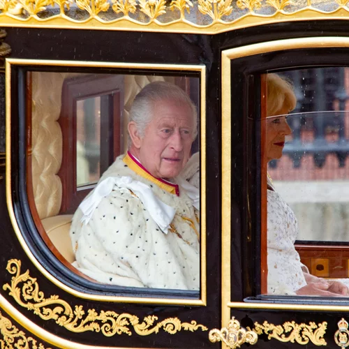 Στέψη Καρόλου και Καμίλας | Καρέ καρέ το χρονικό της ιστορικής μέρας (εικόνες)