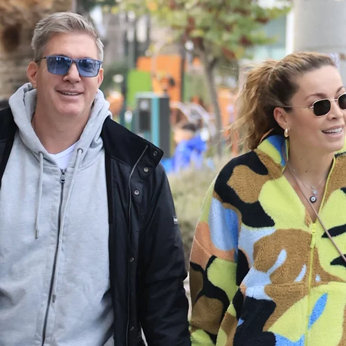 Με chic αθλητικό jacket η Μαριέττα Χρουσαλά | Χέρι χέρι με τον Λέοντα Πατίτσα στην πρωινή τους βόλτα