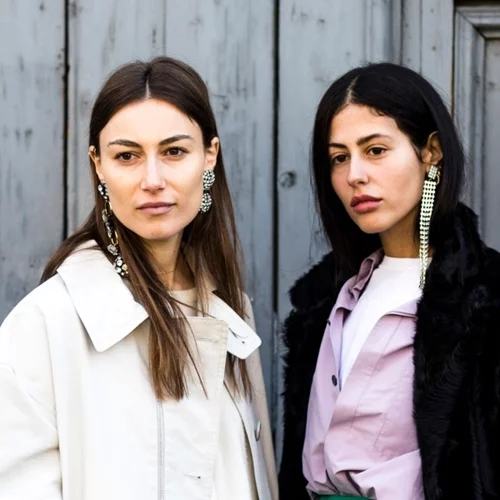 Οι midi φούστες από τη νέα συλλογή της Mango που θα κάνουν refresh στο φθινοπωρινό στυλ