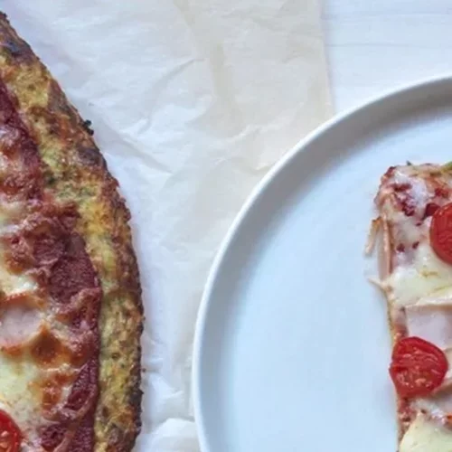 Πίτσα με βάση το κολοκυθάκι για ένα light και θρεπτικό αποτέλεσμα