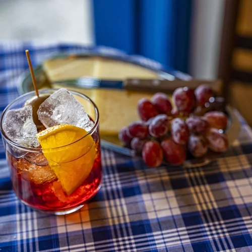 Γιατί ανοίγουν τόσα πολλά wine bars και spritzερίες στην Αθήνα