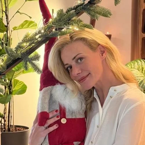 Ζέτα Μακρυπούλια | Φωτογραφίζεται με γιορτινό look στο σπίτι της  - Σπάνιες εικόνες από τον προσωπικό χώρο της