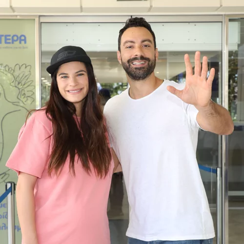 Χριστίνα Μπόμπα - Σάκης Τανιμανίδης | Οι πρώτες δηλώσεις κατά την έξοδό τους από το μαιευτήριο & τα γλυκά στους δημοσιογράφους (pics)