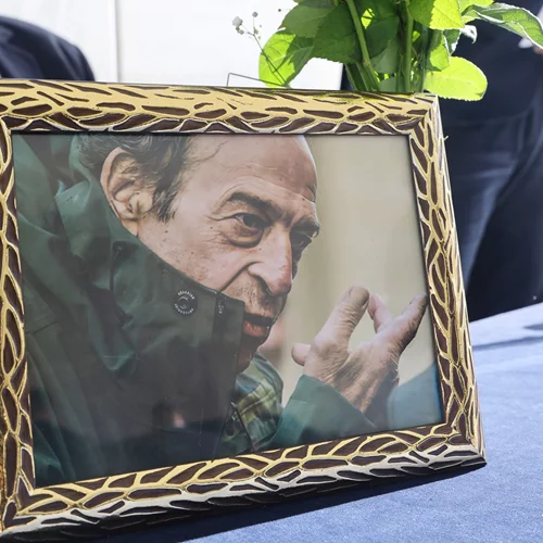 Σύσσωμος ο καλλιτεχνικός κόσμος στην κηδεία Μανουσάκη | Ποιοι έδωσαν το "παρών" στο τελευταίο αντίο