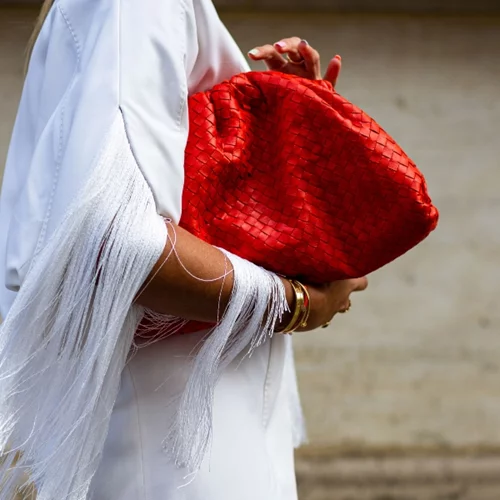 Τσάντα σε έντονο χρώμα | Αξίζει να επενδύσεις;