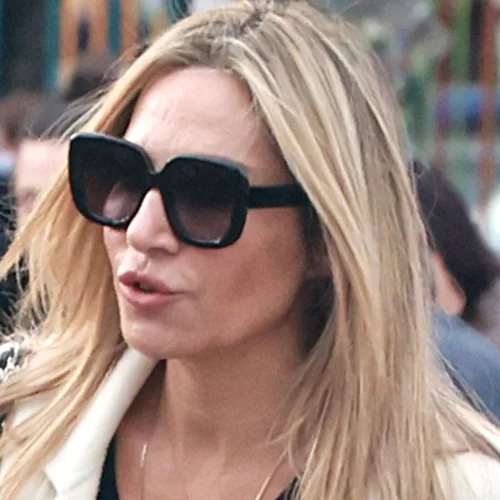 Τρεις γενιές στη Γλυφάδα | Η Ελένη Πετρουλάκη με τη μητέρα και την κόρη της σε δημόσια εμφάνιση