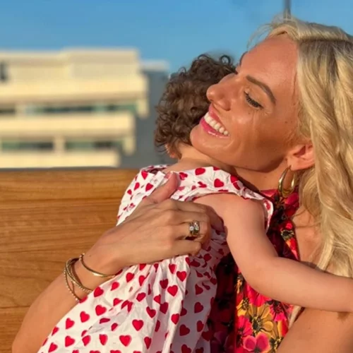 Η Ιωάννα Μαλέσκου απολαμβάνει το cocktail της στην παραλία μαζί με την κόρη της | "Με το αυτοκολλητάκι μου"