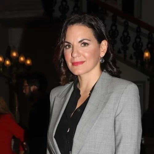 Όλγα Κεφαλογιάννη | Με διαχρονικά κομψό μαύρο φόρεμα και nude γόβες στην Ιαπωνία