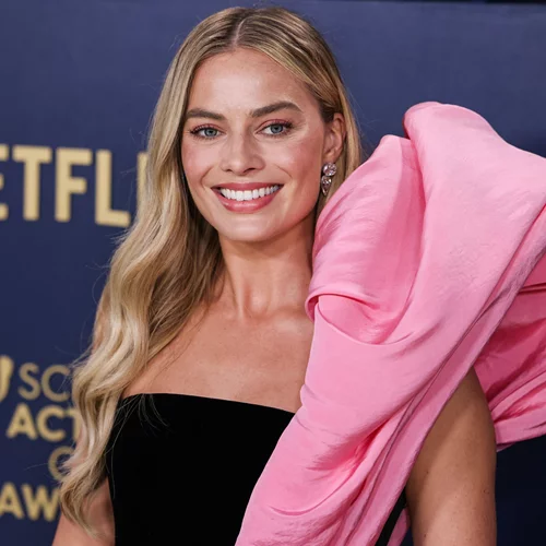 Jelly nails | Η Margot Robbie με το ανοιξιάτικο μανικιούρ που ταιριάζει απόλυτα στα κοντά νύχια