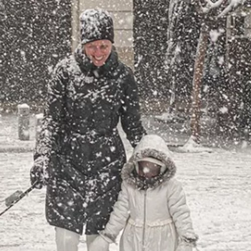 Χριστίνα Κοντοβά | Βόλτα με τη μικρή Ada στη χιονισμένη Αθήνα