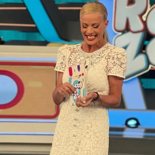 Ζέτα Μακρυπούλια | Συνδύασε τη mini φούστα της με το ιδανικό ζευγάρι παπούτσια για αυτή την εποχή