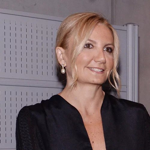 Η Μαρέβα Γκραμπόφσκι - Μητσοτάκη είναι ολόιδια η 26χρονη κόρη της χάρη στο μοντέρνο hairstyle της