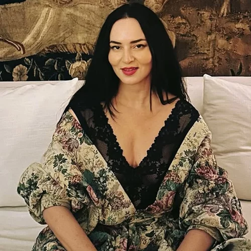 Η εμφάνιση της Genevieve Majari με laser-cut σύνολο είναι το σημάδι για να επενδύσεις σε ένα αντίστοιχο fashionable κομμάτι