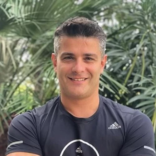 Ο Μιχάλης Καφετζής διδάσκει τις γυναίκες πώς να υπερασπίζονται τον εαυτό τους