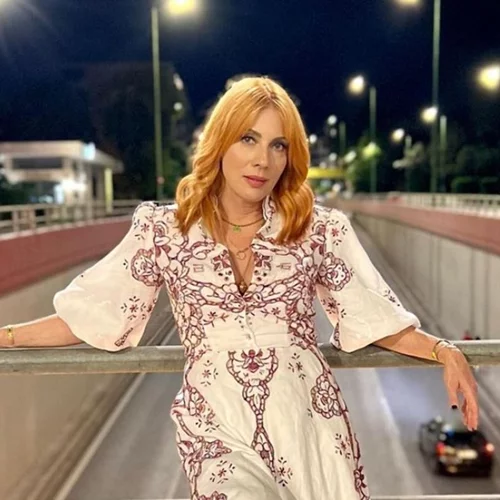 Σμαράγδα Καρύδη | Το beach look της με ροζ μπικίνι Ελληνίδας σχεδιάστριας