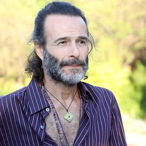 Θανάσης Ευθυμιάδης | Χορεύει ημίγυμνος στα χιόνια (βίντεο)