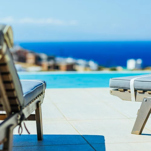 Ρόδος | "Δεν θα βγάλουμε τις πλωτές ξαπλώστρες", λέει χαρακτηριστικά το beach bar με τον "πλωτό" σερβιτόρο