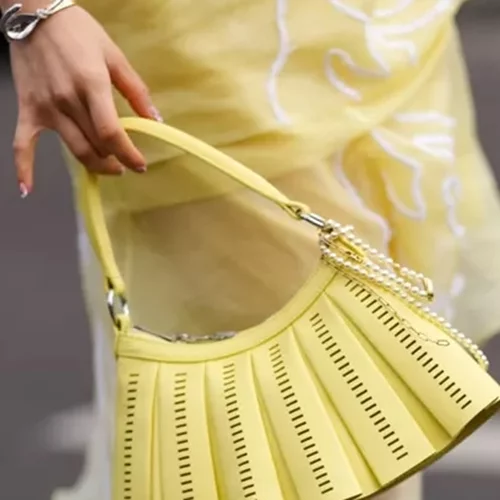 Τέλος τα παστέλ | Αυτό είναι το χρώμα νυχιών που επιλέγουν όλες οι fashionistas φέτος την άνοιξη