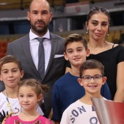 Αναστασία Σπανούλη | Με τιάρα και ροζ πριγκιπικό φόρεμα στο 7ο πάρτι γενεθλίων της