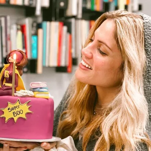 Πιο ξανθιά από ποτέ η Μαίρη Συνατσάκη | Τα γενέθλιά της, η ηλικία της και οι εντυπωσιακές τούρτες