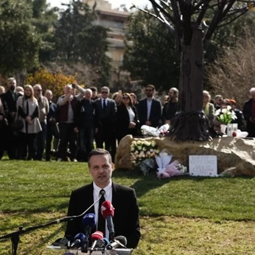 Έγιναν τα αποκαλυπτήρια του Μνημείου του δήμου Αθηναίων για τα 57 θύματα των Τεμπών