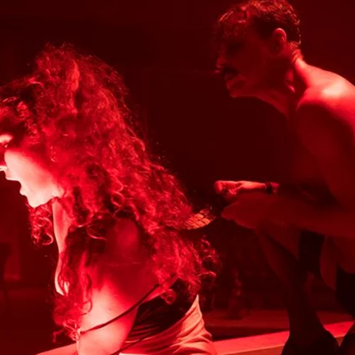 Τα queer "Κόκκινα φανάρια" του Βασίλη Μπισμπίκη συνεχίζονται