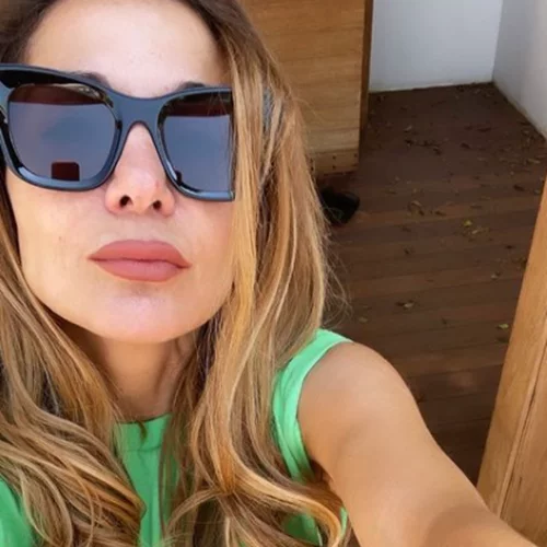 Δέσποινα Βανδή | Ποζάρει με κόκκινο μπικίνι και εντυπωσιάζει με τους κοιλιακούς της