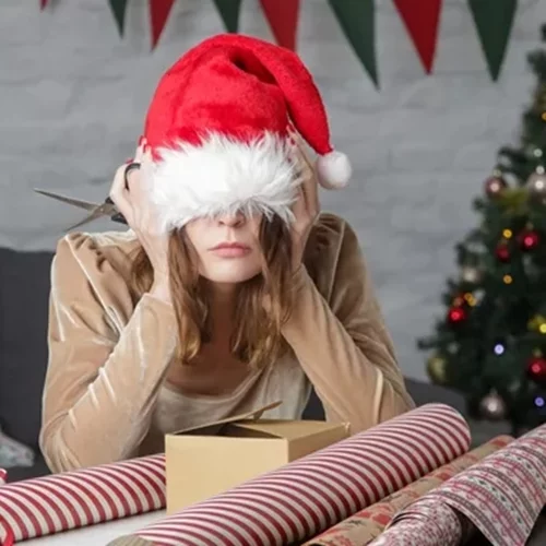 Πώς το στρες των γιορτών επιβαρύνει τον εγκέφαλό σου | Τι να κάνεις συμφωνα με νευροεπιστήμονα