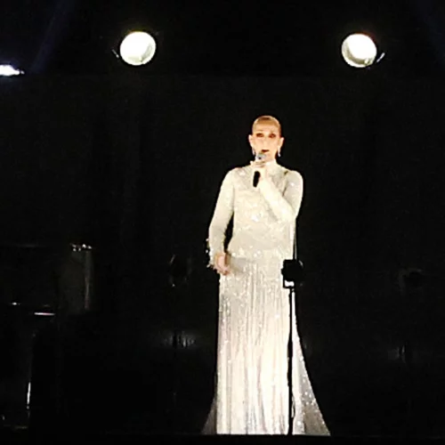 Ολυμπιακοί Αγώνες 2024 | Η Celine Dion συγκίνησε με την ερμηνεία της στην τελετή έναρξης - Η δημιουργία υψηλής ραπτικής που φόρεσε
