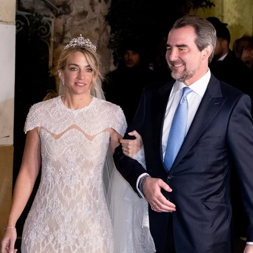 Χρυσή Βαρδινογιάννη - Νικόλαος Ντε Γκρες | Χαλαρή βραδινή έξοδος σε ελληνικό νησί με αγαπημένα τους πρόσωπα