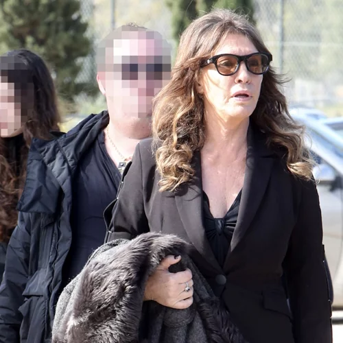 Βάνα Μπάρμπα | Με την κόρη της, Φαίδρα στην κηδεία του Λάκη Ραπτάκη