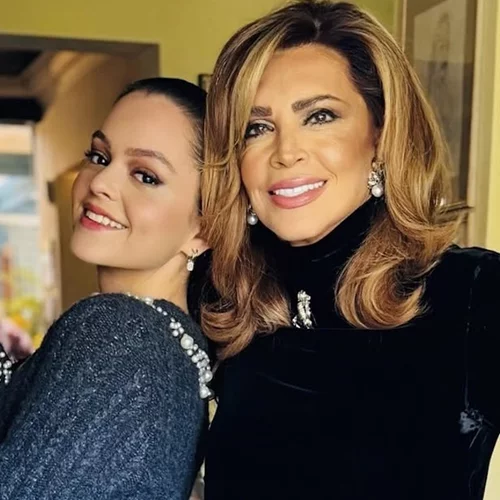 Η Μαριτίνα Ντενίση με λεοπάρ πουκάμισο και μίνι φούστα | Η σπάνια φωτογραφία με τον σύντροφό της