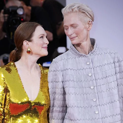 81ο Φεστιβάλ Βενετίας | Julianne Moore και Tilda Swinton αποθεώνονται με το αλμοδοβαρικό "The Room Next Door"