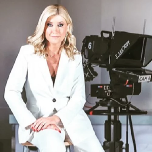 "Μου φαίνεται σαν ψέμα" | Οι ευχές της Σίας Κοσιώνη στον "έφηβο" ΣΚΑΪ με φωτογραφία προ 15 ετών