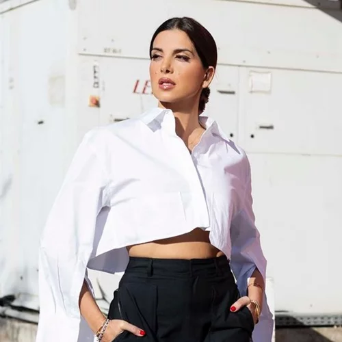 Σταματίνα Τσιμτσιλή | Το look της με mini leather φούστα από τη Mango είναι ιδανικό για μία casual date night